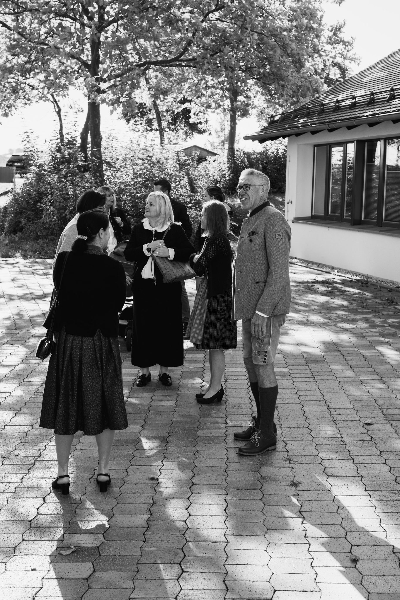 Tracht auf dem Vorplatz, schwarzweiß