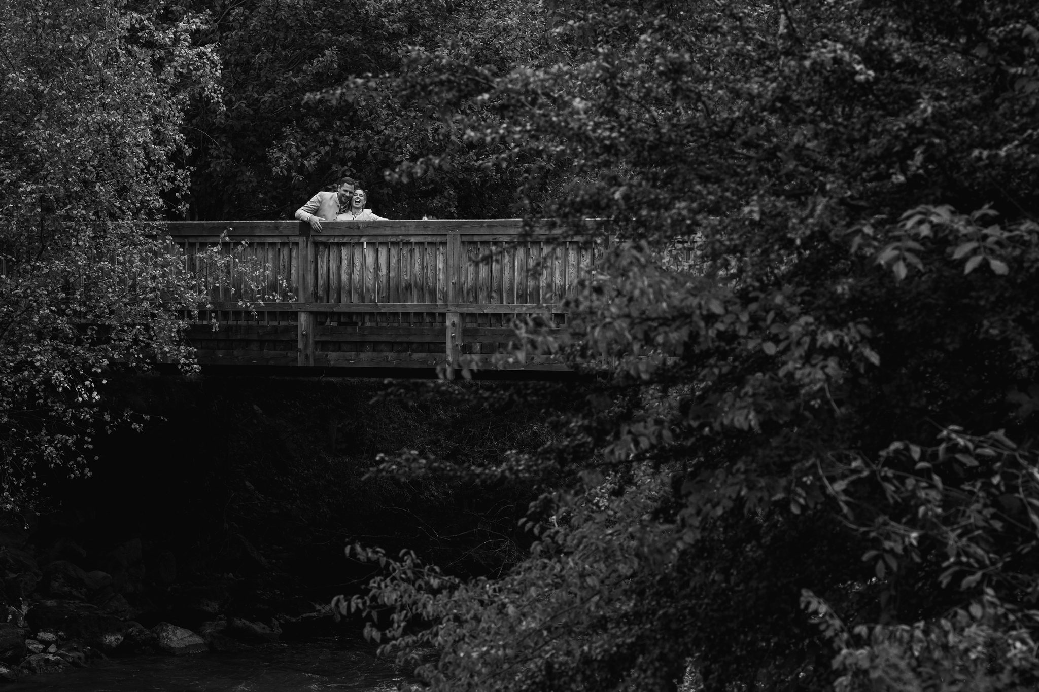 Die Brücke im Wald, zwei sehr kleine Menschen