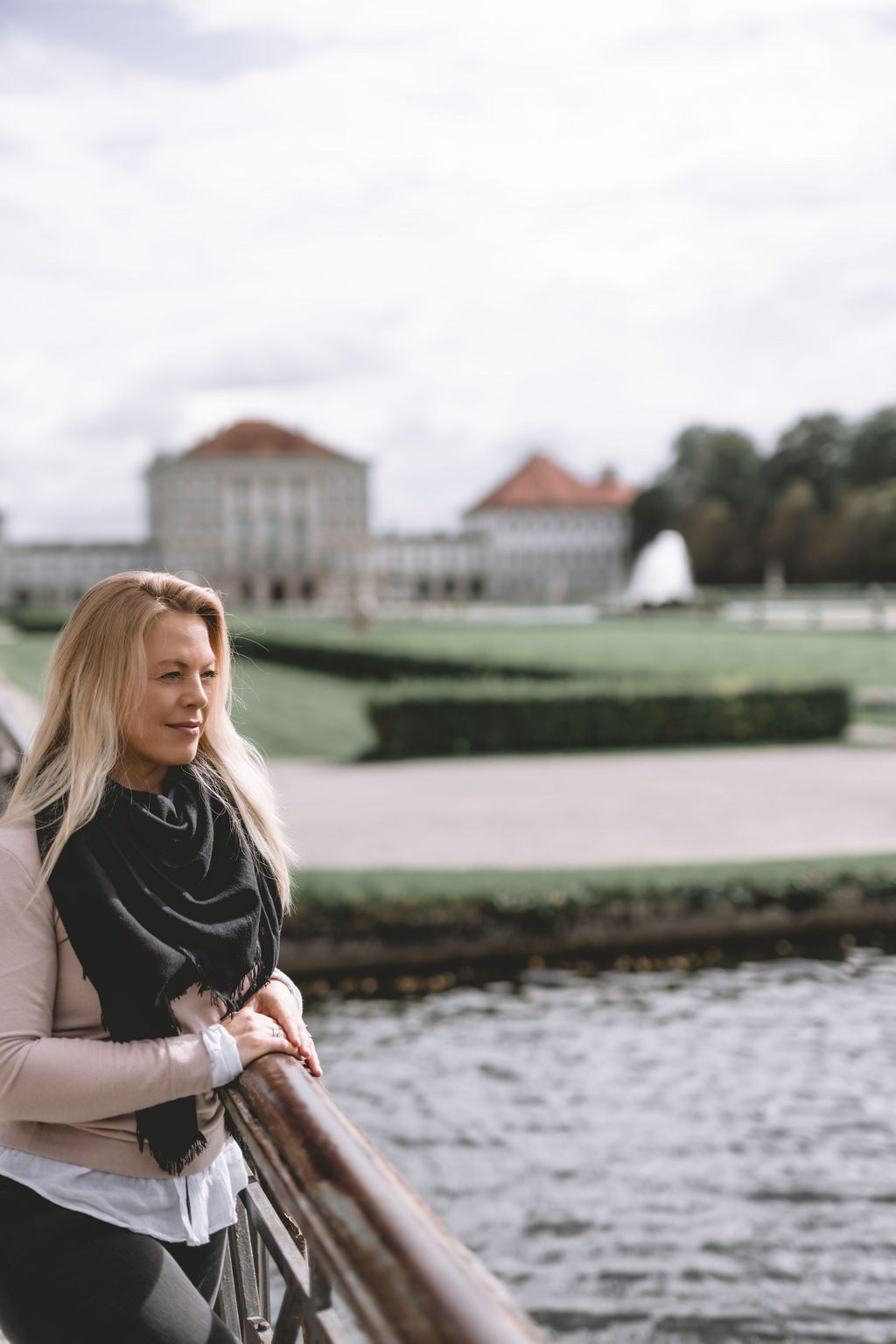 Am Geländer über dem Wasser
