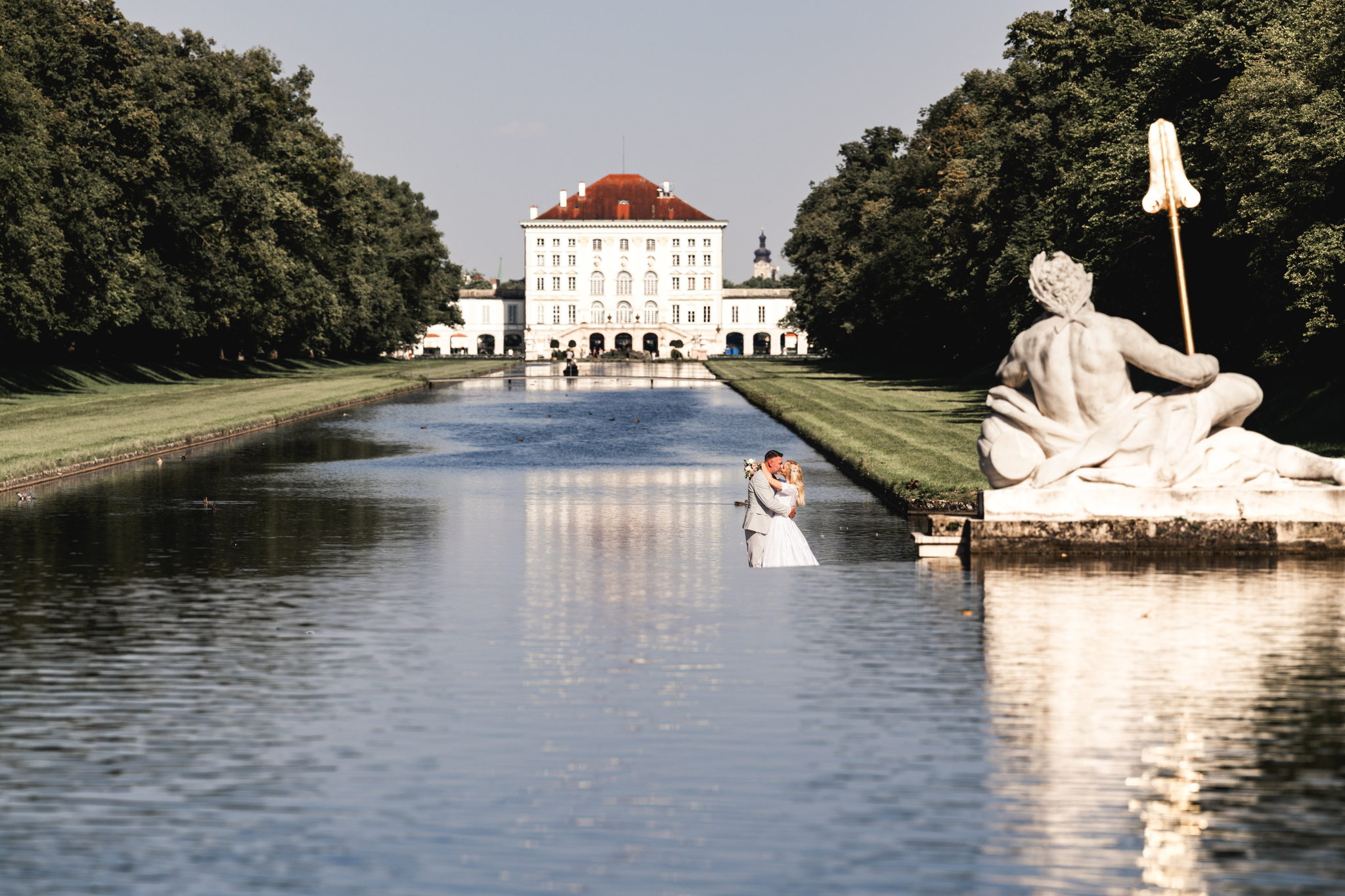 Am Kanal, zwei Menschen mit viel Platz dazwischen