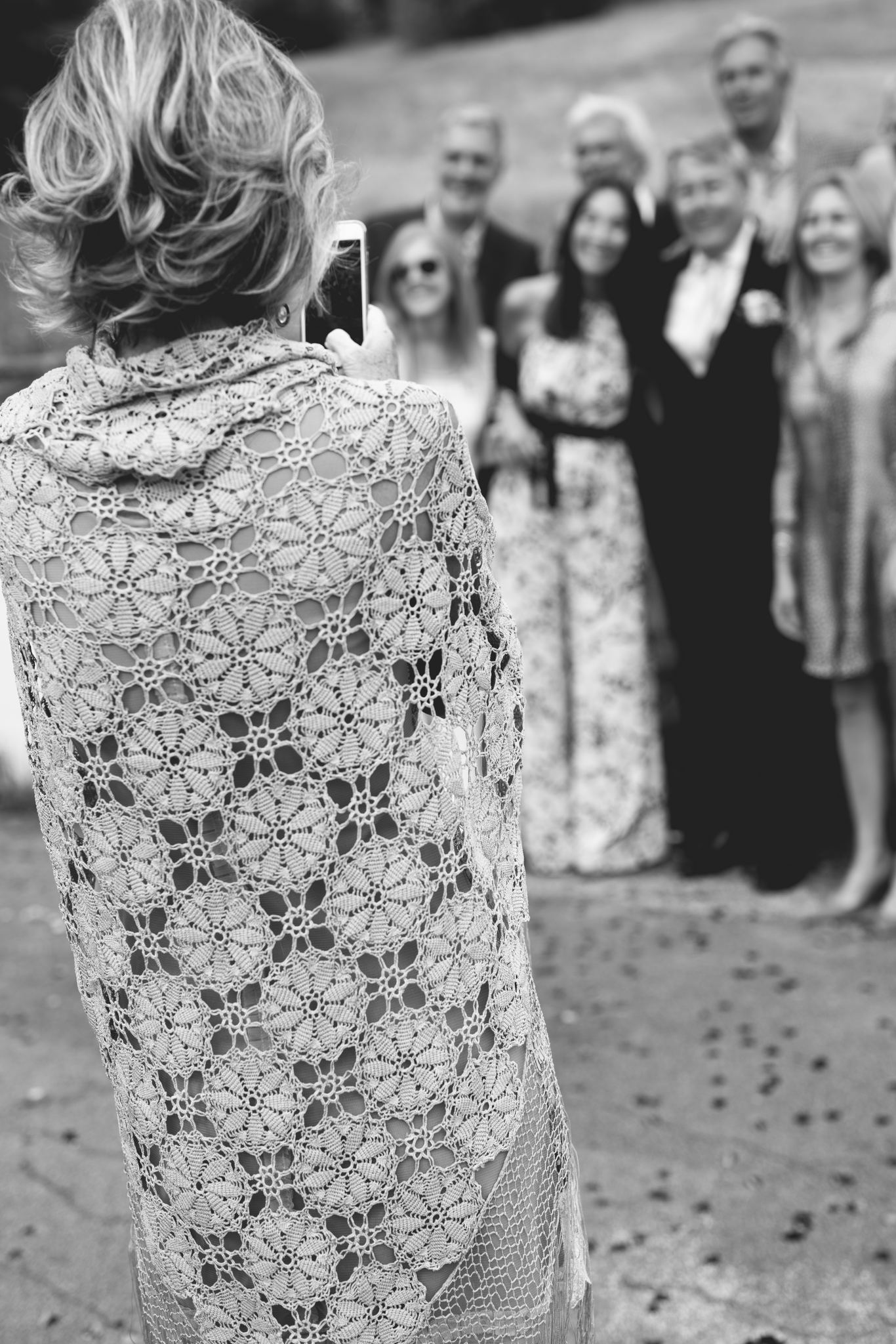 Sie fotografiert das Gruppenfoto. Ich fotografiere sie.