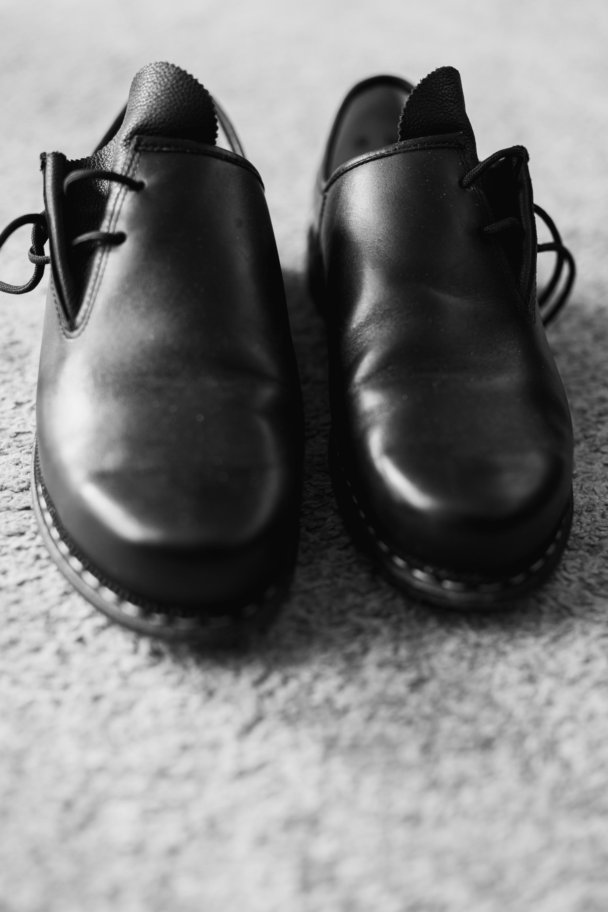 Ein Paar Schuhe des Bräutigams auf dem Teppich