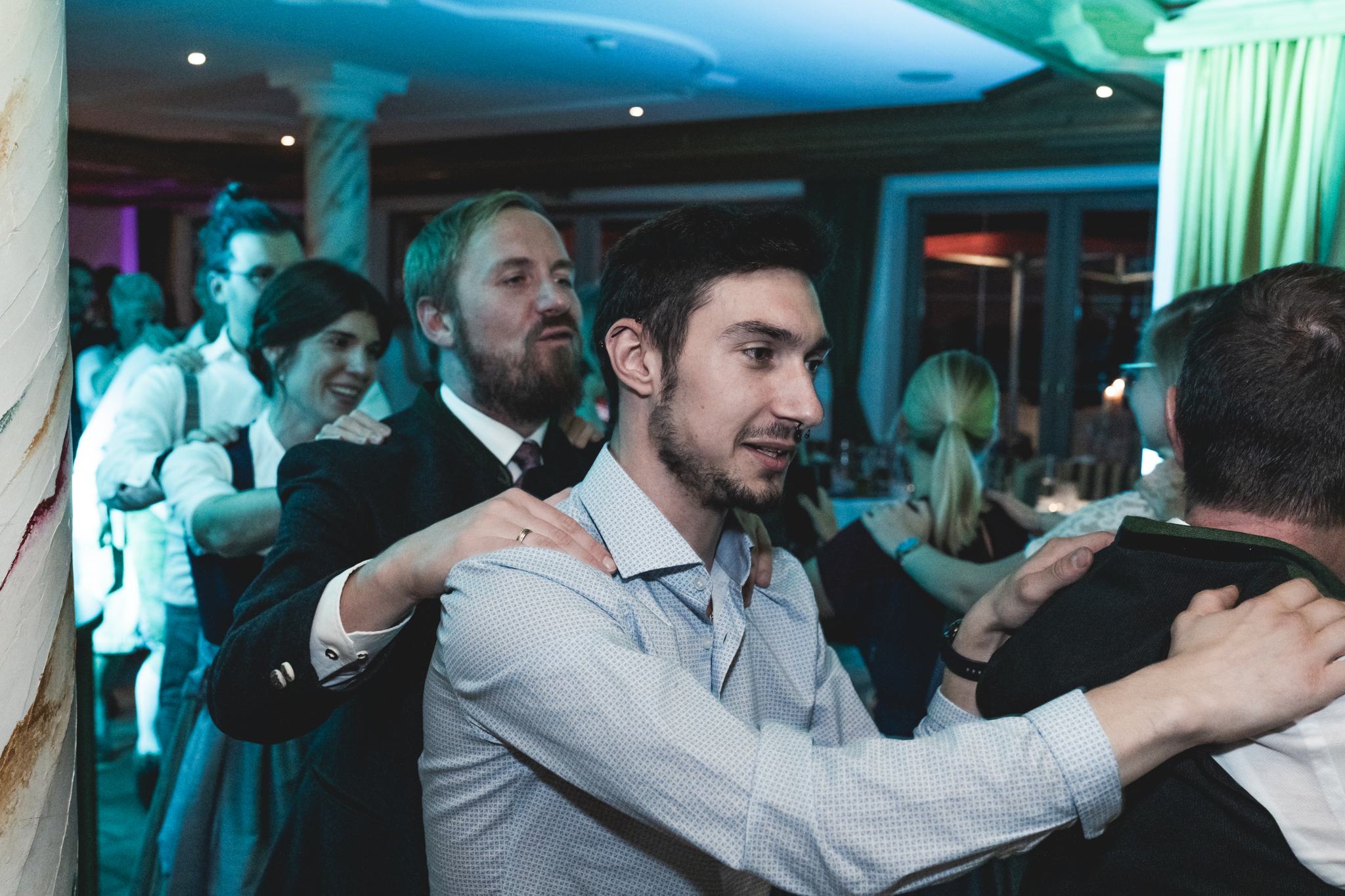 Volle Tanzfläche bei einer Hochzeitsfeier am späten Abend