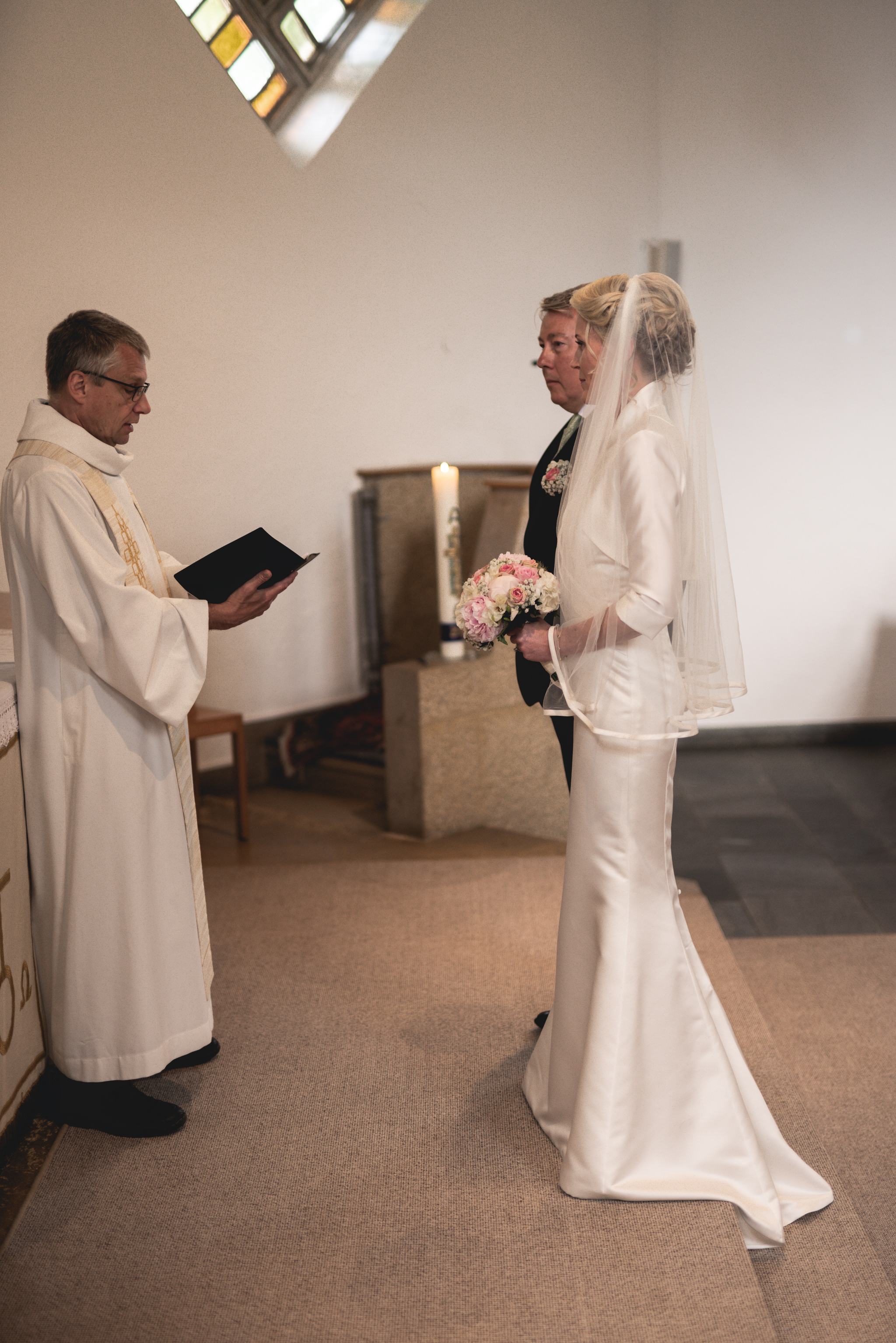 Trauung in der Kirche, Braut vor dem Altar
